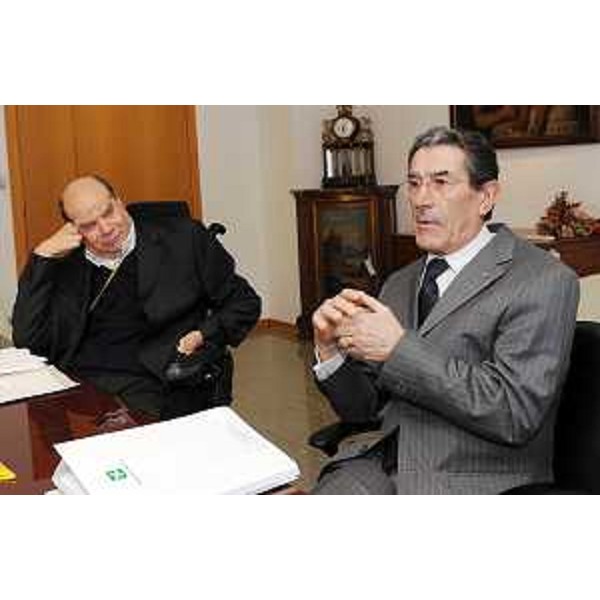 Vladimir Kosic (Assessore Salute FVG) e Luciano Bresciani (Assessore Salute Lombardia) riuniti per la sottoscrizione del rinnovo del Protocollo per la cooperazione interregionale nel settore sanitario. (Udine 09/12/10)