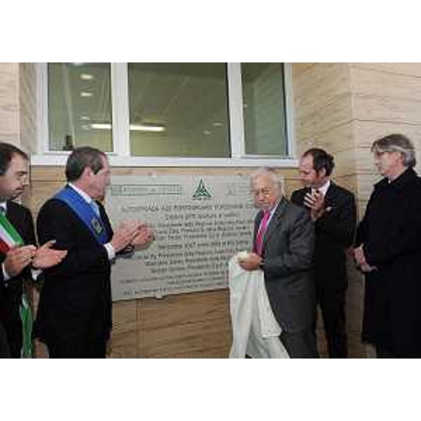 Alessandro Bonet (Sindaco Godega), Leonardo Muraro (Presidente Provincia Treviso), Emilio Terpin (Presidente Autovie Venete), Luca Zaia (Presidente Veneto) e Renzo Tondo (Presidente Friuli Venezia Giulia) alla scopertura della targa in ricordo di Manuela Dan e delle altre vittime della strada. (Godega Sant'Urbano 10/12/10)