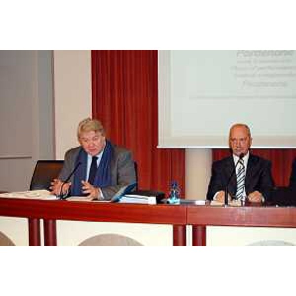 Elio De Anna (Assessore regionale Relazioni internazionali) e Vittorio Brancati (Presidente IAL) nel corso della conferenza stampa per illustrare gli esiti del progetto Acquis communautaire di cui lo IAL del Friuli Venezia Giulia è capofila. (Pordenone 13/12/10)