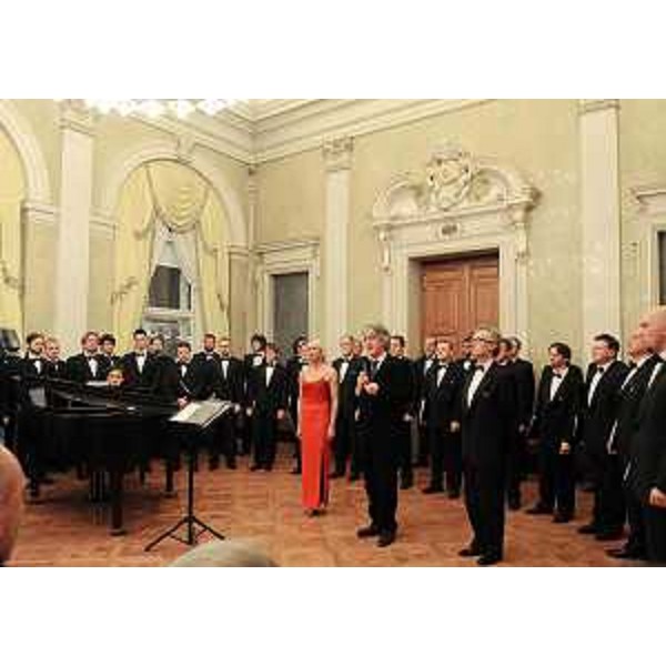 Renzo Tondo (Presidente Friuli Venezia Giulia), in mezzo al Coro Polifonico di Ruda, rivolge gli Auguri per le prossime Feste ai rappresentanti del corpo consolare, dell'amministrazione dello Stato e di amministrazioni locali, della magistratura e del mondo economico che svolgono attività nel capoluogo regionale, nella sede della Regione. (Trieste 15/12/10)