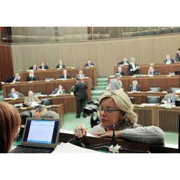 Sandra Savino (Assessore regionale Finanze, Patrimonio e Programmazione) nel corso dei lavori d'esame della Legge finanziaria regionale 2011, in Consiglio regionale. (Trieste 16/12/10)