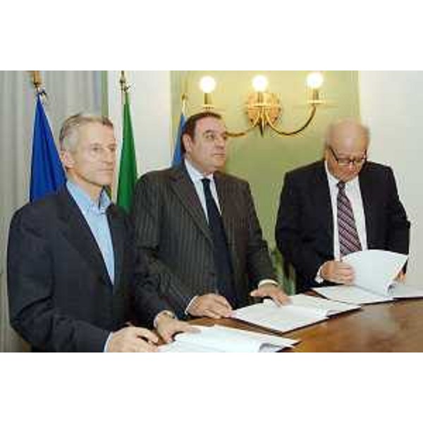 Riccardo Illy (Presidente Regione Friuli Venezia Giulia) con Carlo Dapelo (Presidente della Corte d'Appello) e Clemente Mastella (Ministro Guardasigilli) durante la firma del protocollo Regione FVG - Ministero. (Trieste 04/12/06)