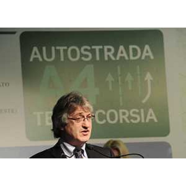 Intervento di Renzo Tondo (Presidente Friuli Venezia Giulia) alla posa della "prima pietra" della terza corsia della A4, sul primo lotto "Quarto d'Altino-San Donà di Piave". (Quarto d'Altino 22/12/10)