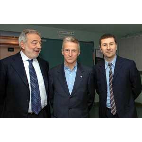 Riccardo Illy (Presidente Regione Friuli Venezia Giulia) con Luigi Nicolais (Ministro per le Riforme e l’Innovazione nella Pubblica Amministrazione) e Fabio Fazio alla quarta edizione del Premio Nazionale Innovazione/PNI. (Udine 04/12/06)