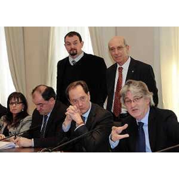 Gli assessori regionali A.Brandi (Lavoro, Formazione, Commercio) e R.Molinaro (Istruzione, Università, Ricerca), L.Ciriani (Vicepresidente FVG e Assessore regionale Ambiente, Protezione civile), R.Tondo (Presidente Friuli Venezia Giulia), e, in piedi, G.Carbonara (Portavoce Tondo) e G.Baggi (Capo Ufficio Stampa) nel corso della conferenza stampa di fine anno, nella sede della Regione. (Trieste 29/12/10)