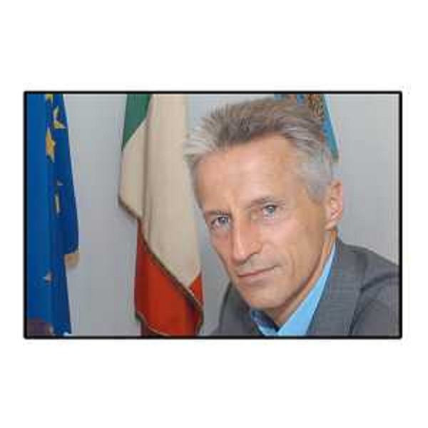 Riccardo Illy (Presidente Regione Friuli Venezia Giulia) con sullo sfondo le bandiere