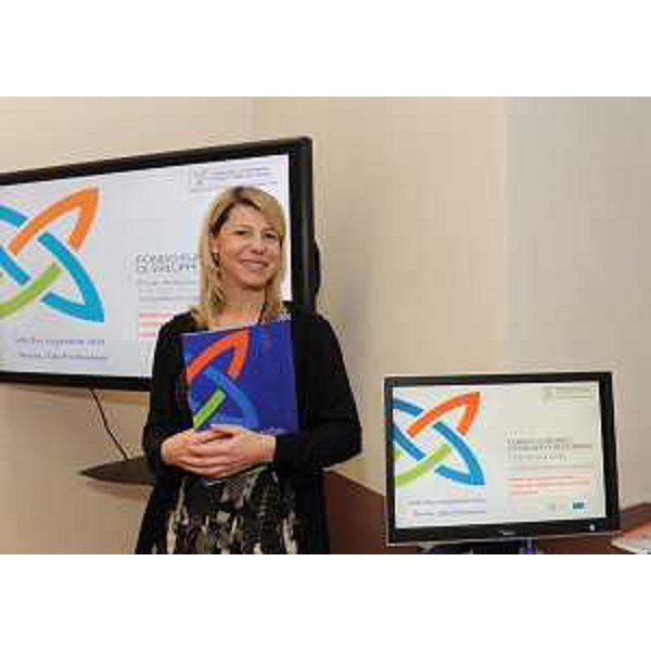 Federica Seganti (Assessore regionale Attività produttive) alla presentazione del "Bando per iniziative rivolte a sostenere l'utilizzo del commercio elettronico" sul FESR-POR 2007/2013 "Competitività regionale e occupazione". (Trieste 10/01/11)