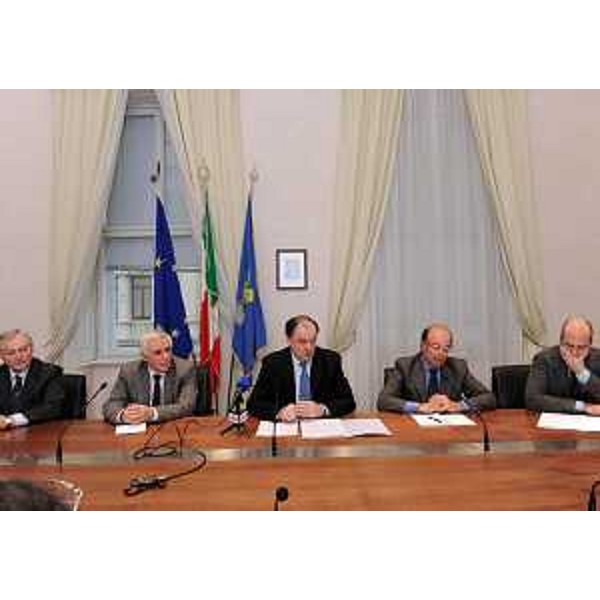 Sergio Paoletti (Prorettore Università TS), Stefano Fantoni (Direttore uscente SISSA), Roberto Molinaro (Assessore regionale Università e Ricerca), Guido Martinelli (Direttore SISSA) e Michele Morgante (Università UD) alla presentazione del Master in Complex Action-MCA per dottorandi ed del CoReDo (Coordinamento Regionale dei Dottorati), nella sede della Regione. (Trieste 11/01/11)