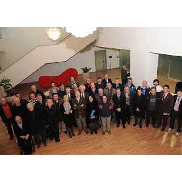 Foto di gruppo della consegna di contributi per 400 mila euro a 30 società regionali impegnate nello sport di squadra, con Federica Seganti (Assessore regionale Attività produttive) ed Emilio Felluga (Presidente CONI regionale). (Udine 12/01/11)