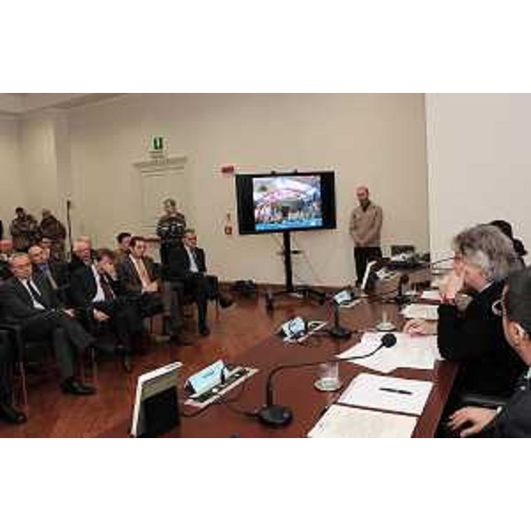 Renzo Tondo (Presidente Friuli Venezia Giulia) durante la videoconferenza con il contingente italiano impegnato nell'operazione Leonte in Libano, nella sede della Regione. (Trieste 13/01/11)