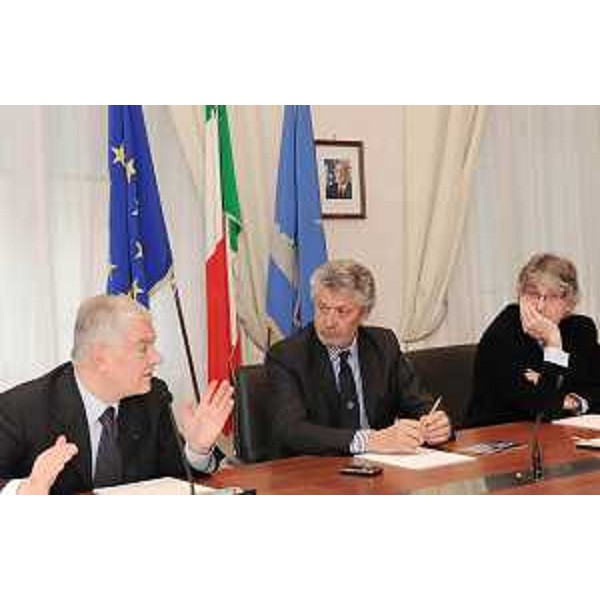 Dino Cozzi (Amministratore delegato Insiel SpA) e Walter Santarossa (Presidente Insiel SpA) presentano una relazione sull'attività informatica di Insiel per gli Enti locali a Renzo Tondo (Presidente Friuli Venezia Giulia) e alla Giunta regionale, riunita nella sede della Regione. (Trieste 13/01/11)
