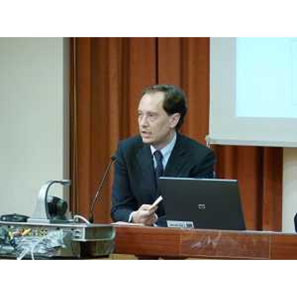 Luca Ciriani (Vicepresidente FVG e Assessore regionale Protezione civile) illustra il documento che regola il risarcimento dei danni subiti da privati, imprese ed enti locali durante l'alluvione del 1° novembre 2010, ai 57 sindaci dei Comuni coinvolti. (Pordenone 14/01/11)