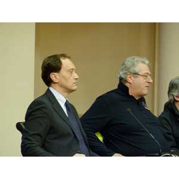 Luca Ciriani (Vicepresidente FVG e Assessore regionale Protezione civile) e Guglielmo Berlasso (Direttore centrale Protezione civile) illustrano il documento che regola il risarcimento dei danni subiti da privati, imprese ed enti locali durante l'alluvione del 1° novembre 2010, ai 57 sindaci dei Comuni coinvolti. (Pordenone 14/01/11)