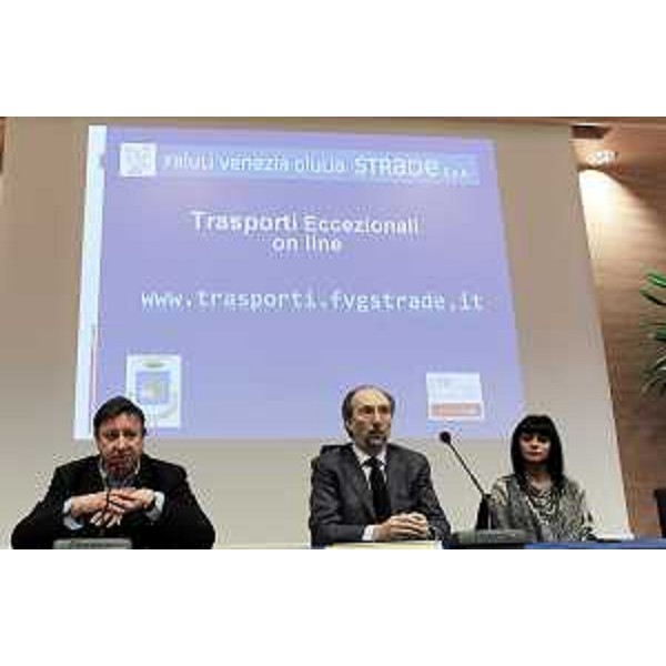 Giorgio Santuz (Presidente FVG Strade), Riccardo Riccardi (Assessore regionale Viabilità e Trasporti) e Arianna Dreossi (Vicepresidente FVG Strade) alla presentazione del sistema telematico per le autorizzazioni ai trasporti stradali eccezionali "Trasporti eccezionali on line". (Udine 14/01/11)