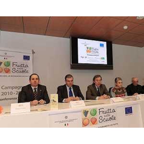 Claudio Violino (Assessore regionale Risorse rurali, agroalimentari e forestali) alla presentazione della campagna "Frutta nelle scuole - Nutrirsi bene. Un insegnamento che frutta". (Udine 18/01/11)