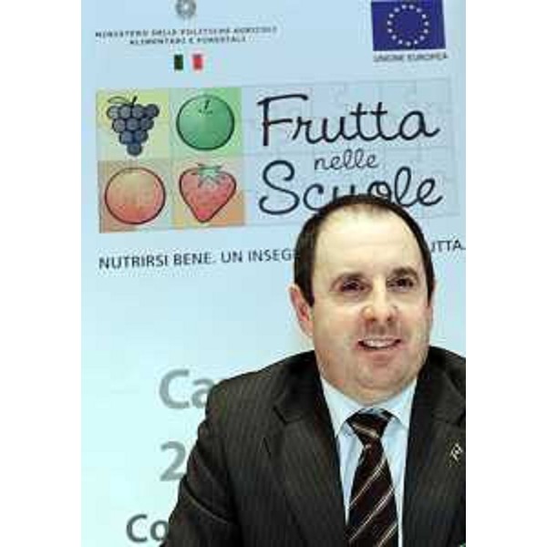 Claudio Violino (Assessore regionale Risorse rurali, agroalimentari e forestali) alla presentazione della campagna "Frutta nelle scuole - Nutrirsi bene. Un insegnamento che frutta". (Udine 18/01/11)