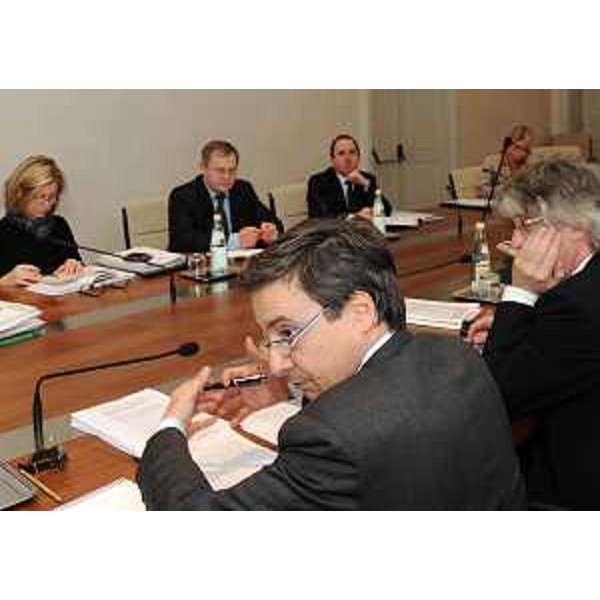 Renzo Tondo (Presidente Friuli Venezia Giulia) con Luca Antonini (Giurista e docente universitario) che presenta alla Giunta lo studio sul federalismo fiscale. (Trieste 20/01/11)