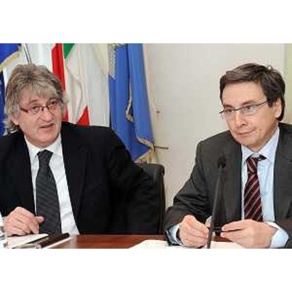 Renzo Tondo (Presidente Friuli Venezia Giulia) con Luca Antonini (Giurista e docente universitario) che presenta alla Giunta lo studio sul federalismo fiscale. (Trieste 20/01/11)