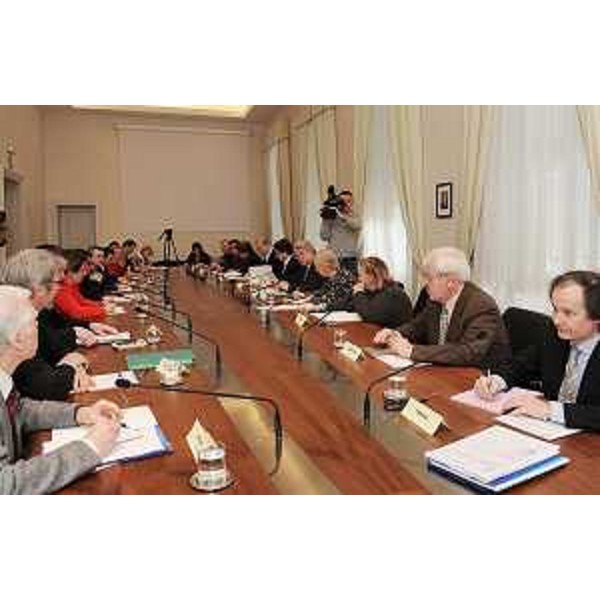 Il tavolo della Commissione bilaterale Friuli Venezia Giulia/Slovenia su "Sviluppo della Cooperazione tranfrontaliera e ruolo delle Minoranze", nella sede della Regione, con Boris Jesih (Sottosegretario sloveno per gli Sloveni all'Estero) ed Elio De Anna (Assessore regionale Cultura e Relazioni internazionali e comunitarie). (Trieste 21/01/11)