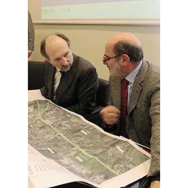 Riccardo Riccardi (Assessore regionale Viabilità e Trasporti) ed Osvaldo Mastroianni (Rappresentante RFI) nel corso dell'illustrazione dei tecnici di Rete Ferroviaria Italiana/RFI ed Italferr delle tratte Portogruaro-Ronchi dei Legionari e Ronchi-Trieste della linea ad alta capacità/alta velocità direzione Ovest-Est. (Trieste 22/01/11)