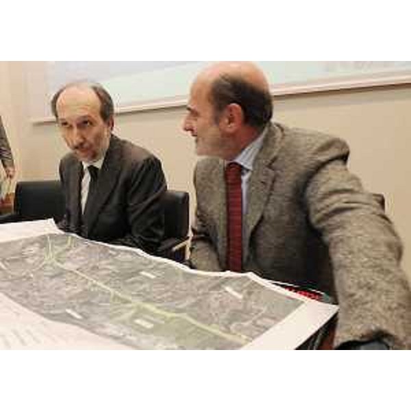 Riccardo Riccardi (Assessore regionale Viabilità e Trasporti) ed Osvaldo Mastroianni (Rappresentante RFI) nel corso dell'illustrazione dei tecnici di Rete Ferroviaria Italiana/RFI ed Italferr delle tratte Portogruaro-Ronchi dei Legionari e Ronchi-Trieste della linea ad alta capacità/alta velocità direzione Ovest-Est. (Trieste 22/01/11)