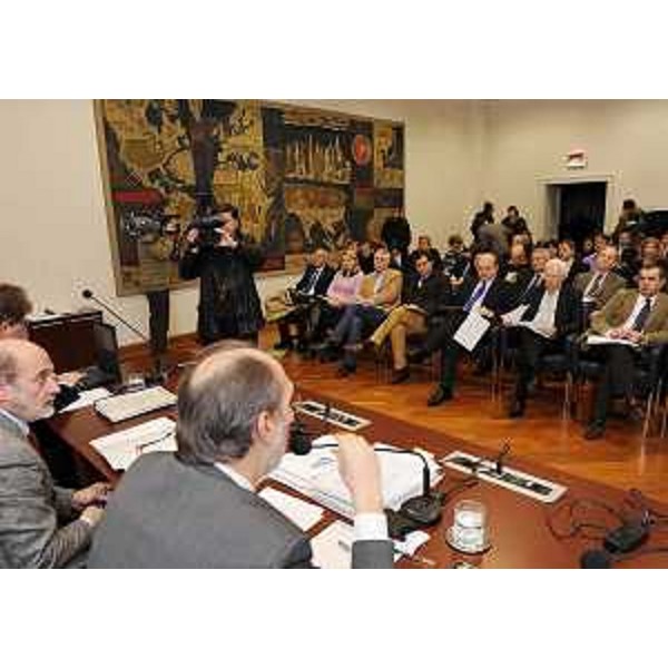 L'illustrazione dei tecnici di Rete Ferroviaria Italiana/RFI ed Italferr, con Riccardo Riccardi (Assessore regionale Viabilità e Trasporti), a rappresentanti di EELL, delle tratte Portogruaro-Ronchi dei Legionari e Ronchi-Trieste della linea ad alta capacità/alta velocità direzione Ovest-Est. (Trieste 22/01/11)