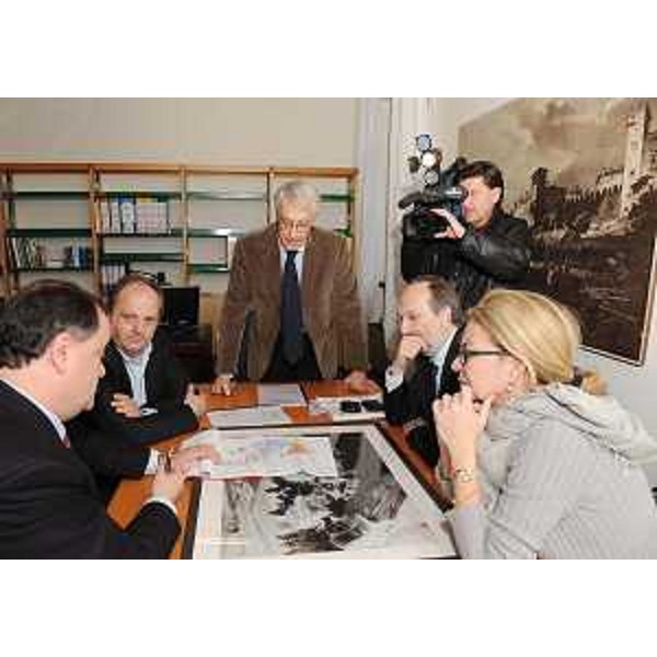 R.Molinaro (Assessore regionale Istruzione), E.Benedetti (Sindaco Colloredo di M.A.), F.Fant (Commissario recupero Castello), R.Riccardi (Assessore regionale Lavori pubblici) e S.Savino (Assessore regionale Finanze) alla riunione per i lavori di ricostruzione del Castello di Colloredo. (Colloredo di Monte Albano 24/01/11)