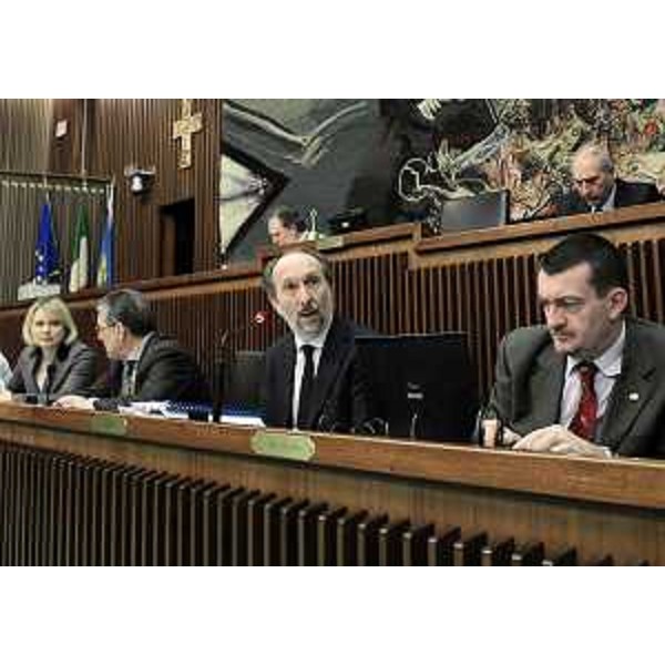 Riccardo Riccardi (Assessore regionale Infrastrutture, Mobilità, Pianificazione territoriale e Lavori pubblici) illustra il disegno di legge sulle telecomunicazioni alla IV Commissione consiliare. (Trieste 26 gennaio 2011)