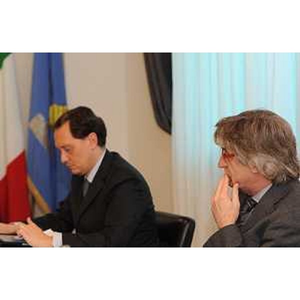 Luca Ciriani (Vicepresidente FVG e assessore regionale Ambiente, Lavori pubblici e Protezione civile) e Renzo Tondo (Presidente Friuli Venezia Giulia) nel corso della riunione della Giunta regionale. (Udine 27/01/11)
