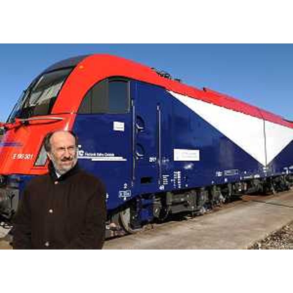 Riccardo Riccardi (Assessore regionale Viabilità e Trasporti) accanto alla locomotiva Siemens, per il trasporto merci ferroviario, della FUC-Ferrovia Udine Cividale. (Udine 28/01/11)