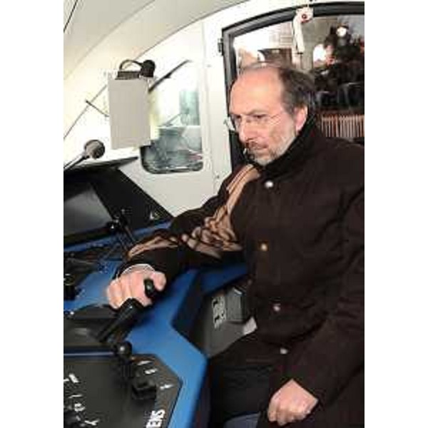 Riccardo Riccardi (Assessore regionale Viabilità e Trasporti) "alla guida" della locomotiva Siemens, per il trasporto merci ferroviario, della FUC-Ferrovia Udine Cividale. (Udine 28/01/11)