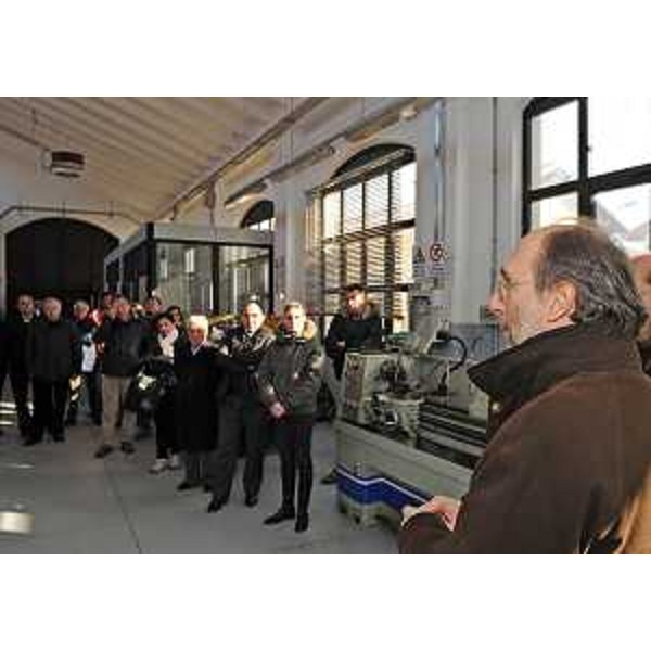 Riccardo Riccardi (Assessore regionale Viabilità e Trasporti) all'arrivo della locomotiva Siemens, per il trasporto merci ferroviario, della FUC-Ferrovia Udine Cividale. (Udine 28/01/11)
