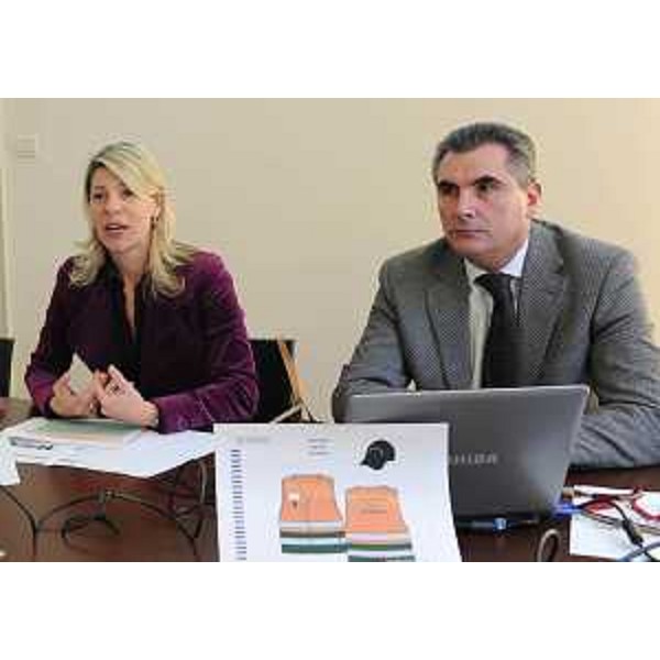 Federica Seganti (Assessore regionale Sicurezza) e Roberto Rossetto (Direttore Servizio Polizia locale Regione) danno l'avvio alla presentazione delle domande per aderire al volontariato per la sicurezza. (Trieste 01/02/11)