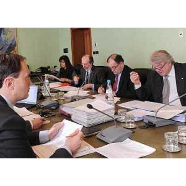 L.Ciriani (Vicepresidente FVG e assessore Ambiente, Protezione civile) con gli assessori regionali A.Brandi (Lavoro, Formazione, Commercio), R.Riccardi (Infrastrutture, Mobilità, Lavori pubblici), R.Molinaro (Istruzione, Università, Ricerca) ed E.De Anna (Cultura, Sport, Relazioni internazionali e comunitarie) riuniti in Giunta regionale. (Trieste 03/02/11)