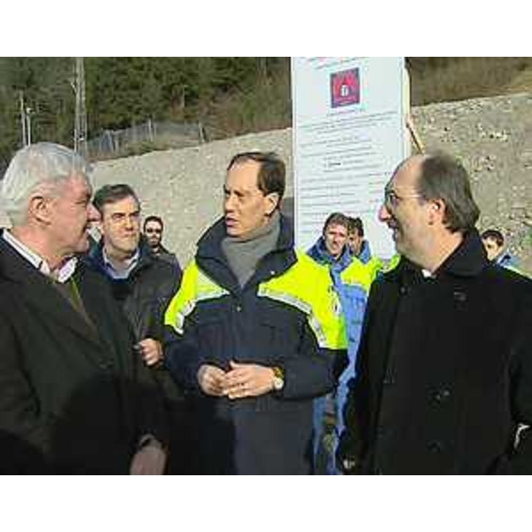 Romeo Rovis (Sindaco Ovaro), Luca Ciriani (Assessore regionale Protezione civile) e Riccardo Riccardi (Assessore regionale Vibailità e Trasporti) alla riapertura della strada regionale 355 a 24 giorni dalla grande frana in località Baus. (Ovaro 04/02/11)