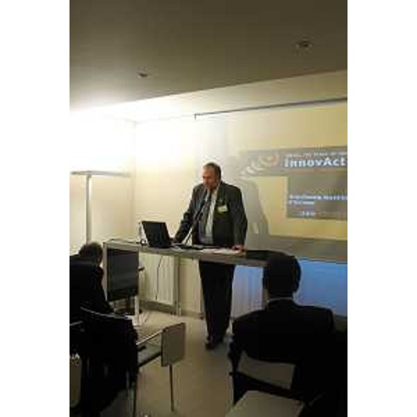 Roberto Cosolini (Assessore regionale al lavoro, formazione, università e ricerca) durante l'intervento al seminario 'Dalla Ricerca all'Innovazione nelle PMI' nell'Ufficio di collegamento della Regione Friuli Venezia Giulia nella capitale Ue (Bruxelles 06/12/06)