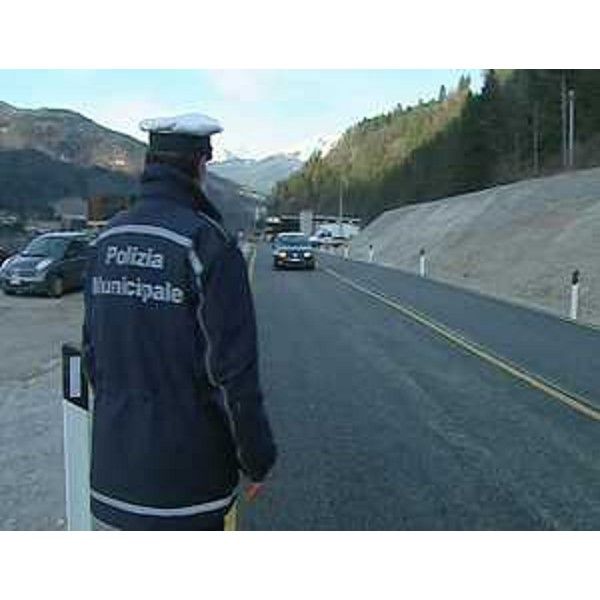 Riaperta al traffico la strada regionale 355 a 24 giorni dalla grande frana in località Baus. (Ovaro 04/02/11)