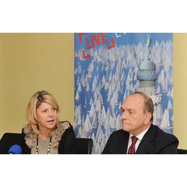 Federica Seganti (Assessore regionale Attività produttive) e Sergio Dressi (Presidente Aeroporto FVG) alla presentazione del nuovo collegamento aereo estivo Mosca-Ronchi. (Trieste 07/02/11)