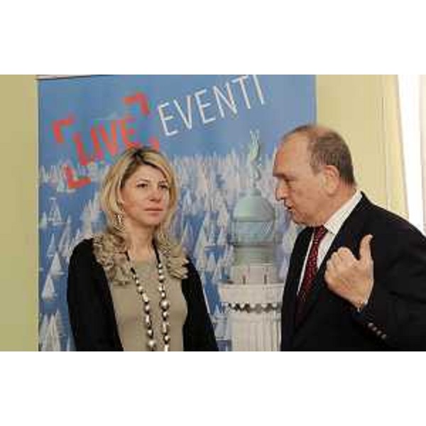 Federica Seganti (Assessore regionale Attività produttive) e Sergio Dressi (Presidente Aeroporto FVG) alla presentazione del nuovo collegamento aereo estivo Mosca-Ronchi. (Trieste 07/02/11)