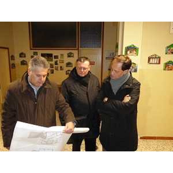 Luca Ciriani (Vicepresidente FVG) e Renzo Francesconi (Sindaco Spilimbergo) nel corso del vertice per il recupero completo della struttura ex Kennedy, nella sede comunale. (Spilimbergo 08/02/11)