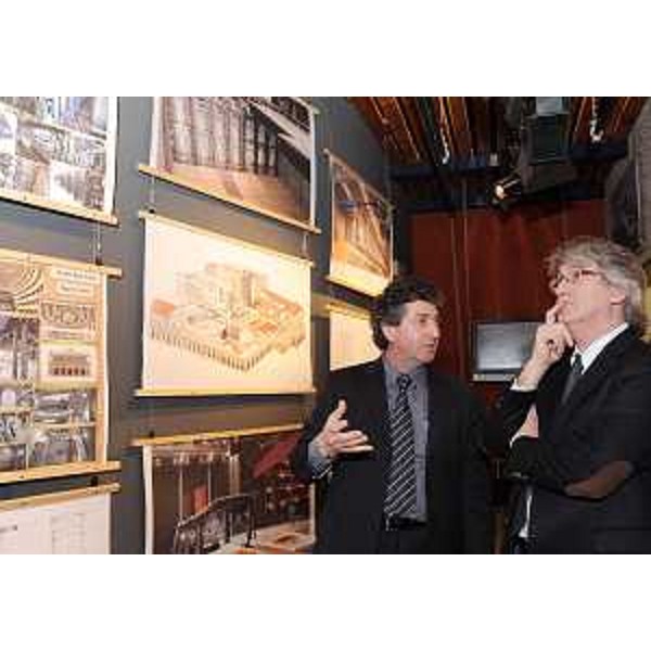 Livio Romano (Titolare ACR) accompagna Renzo Tondo (Presidente Friuli Venezia Giulia) nella visita della ACR Macchine teatrali. (Lauzacco di Pavia di Udine 08/02/11)