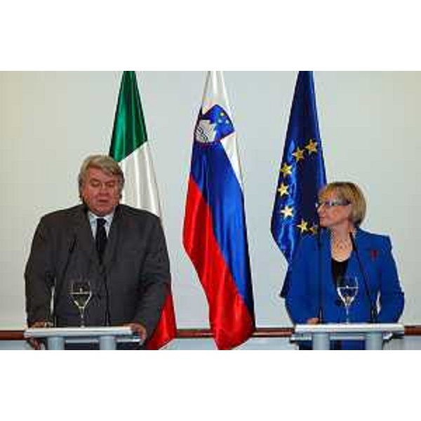 Elio De Anna (Assessore Relazioni internazionali e comunitarie FVG) e Dragolijuba Bencina (Sottosegretario Esteri Slovenia) nel corso dell'ottava sessione plenaria della Commissione mista per lo sviluppo comune tra Slovenia e Friuli Venezia Giulia. [Brdo (SLO) 09/02/11]
