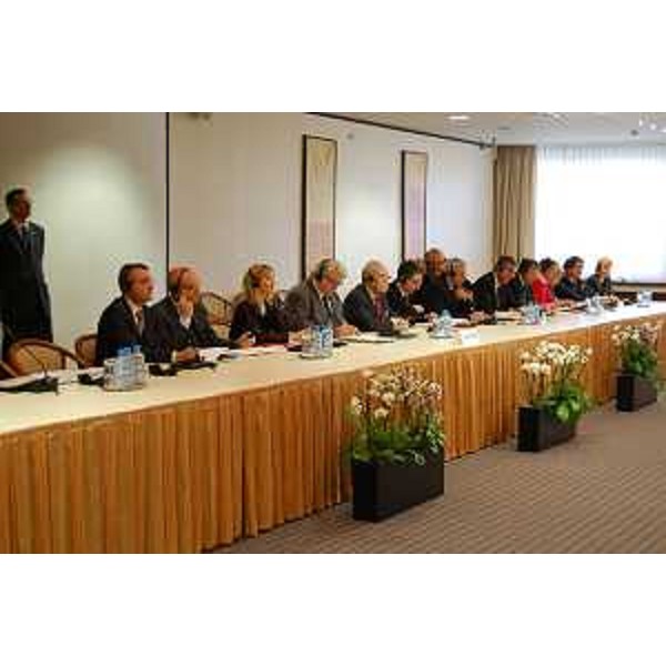 Elio De Anna (Assessore Relazioni internazionali e comunitarie FVG) nel corso dell'ottava sessione plenaria della Commissione mista per lo sviluppo comune tra Slovenia e Friuli Venezia Giulia. [Brdo (SLO) 09/02/11]