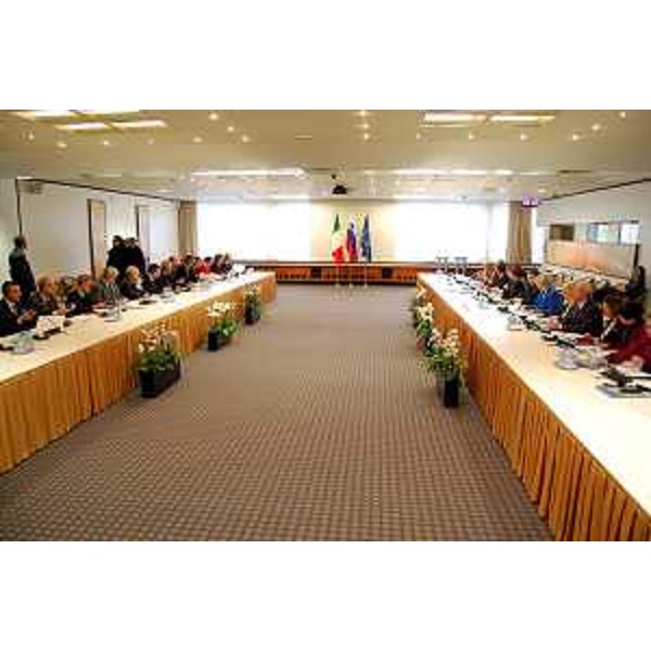 Elio De Anna (Assessore Relazioni internazionali e comunitarie FVG) e Dragolijuba Bencina (Sottosegretario Esteri Slovenia) nel corso dell'ottava sessione plenaria della Commissione mista per lo sviluppo comune tra Slovenia e Friuli Venezia Giulia. [Brdo (SLO) 09/02/11]