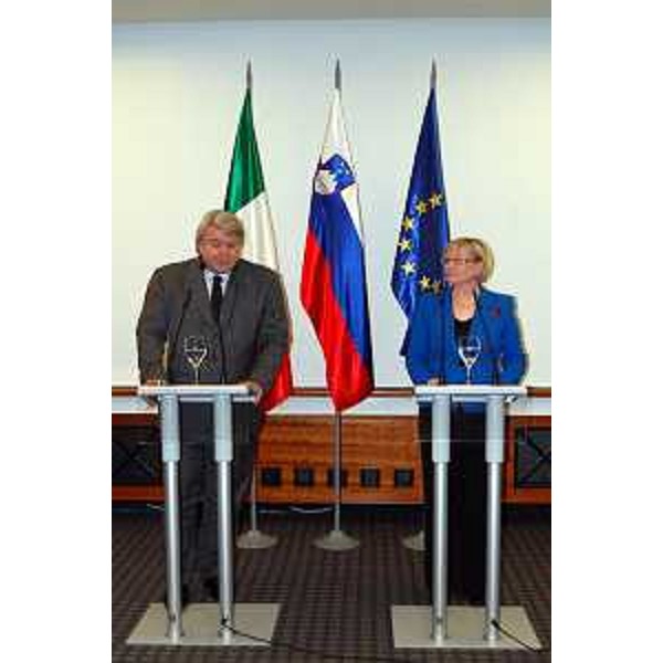 Elio De Anna (Assessore Relazioni internazionali e comunitarie FVG) e Dragolijuba Bencina (Sottosegretario Esteri Slovenia) nel corso dell'ottava sessione plenaria della Commissione mista per lo sviluppo comune tra Slovenia e Friuli Venezia Giulia. [Brdo (SLO) 09/02/11]
