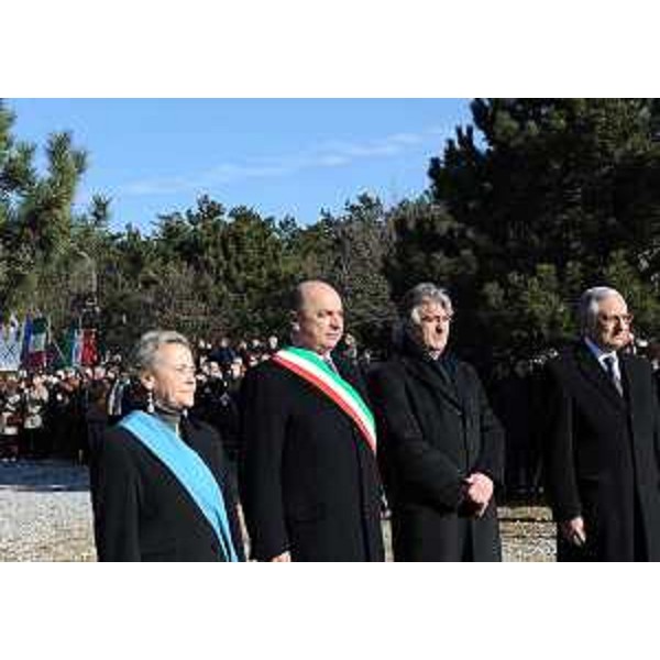Maria Teresa Bassa Poropat (Presidente Provincia Trieste), Roberto Dipiazza (Sindaco Trieste), Renzo Tondo (Presidente Friuli Venezia Giulia) e Alessandro Giacchetti (Prefetto Trieste e Commissario di Governo) alla celebrazione della Giornata del Ricordo alla Foiba di Basovizza. (Trieste 10/02/11)