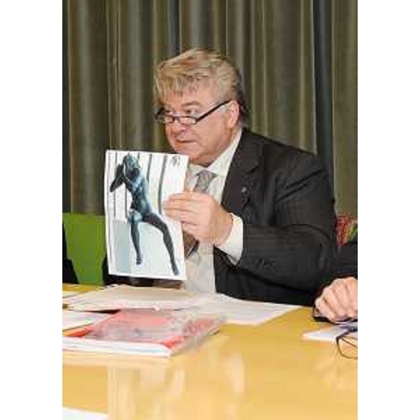 Elio De Anna (Assessore regionale Cultura), con la foto dell'Angelica di Afro Basaldella, alla presentazione del format messo a punto dalla Regione per la presenza del FVG alle celebrazioni, a Roma in varie sedi, dei 150 anni dell'Unità d'Italia. (Udine 10/02/11)