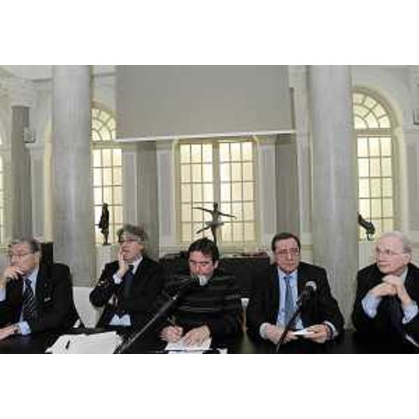Corrado Antonini (Presidente Fincantieri), Renzo Tondo (Presidente Friuli Venezia Giulia), Roberto Covaz (Giornalista Il Piccolo), Giuseppe Pizza (Sottosegretario ministero Università e Ricerca) e Livio Marchesini (Presidente Ditenave) al convegno "Ditenave: il ruolo del distretto tecnologico nella sfida della competitività", all'ex Albergo Impiegati. (Monfalcone 10/02/11)