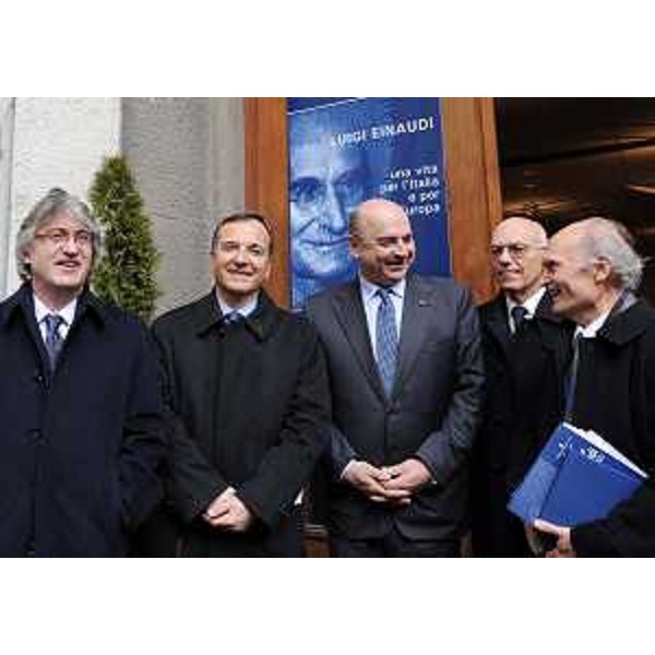 Renzo Tondo (Presidente Friuli Venezia Giulia), Franco Frattini (Ministro Affari esteri), Roberto Dipiazza (Sindaco Trieste), Claudio Saccari (Presidente Centro studi Einaudi Trieste) e Roberto Einaudi (Nipote di L.Einaudi) alla presentazione della mostra "Luigi Einaudi, una vita per l'Italia e per l'Europa", fuori la sala Fittke del Comune. (Trieste 11/02/11)
