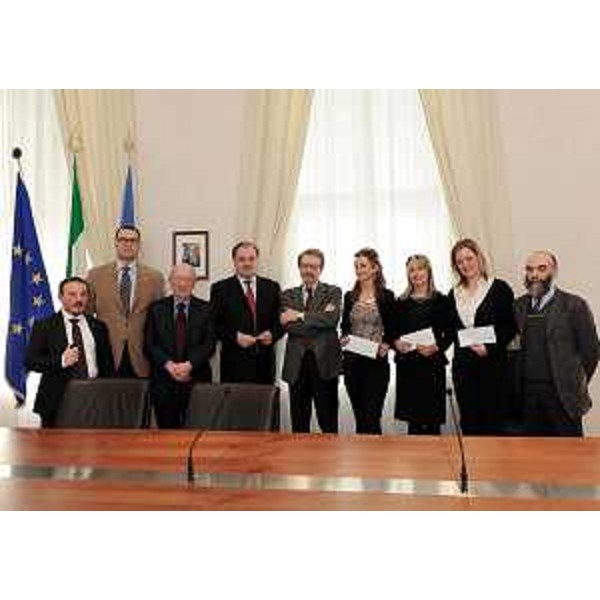Roberto Molinaro (Assessore regionale Università) e Roberto Brancati (Presidente Consulta regionale Disabili) nel corso della premiazione di Serena Bacchin, Annalisa Rolli e Francesca Tassan Toffola per tesi di laurea evolutive ed innovative sulla disabilità. (Trieste 11/02/11)
